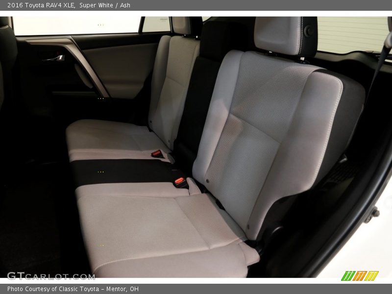 Super White / Ash 2016 Toyota RAV4 XLE