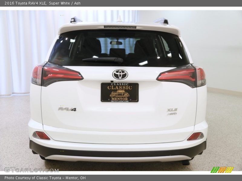 Super White / Ash 2016 Toyota RAV4 XLE