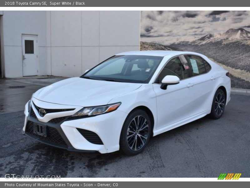 Super White / Black 2018 Toyota Camry SE