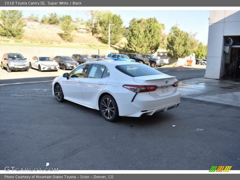 Super White / Black 2018 Toyota Camry SE