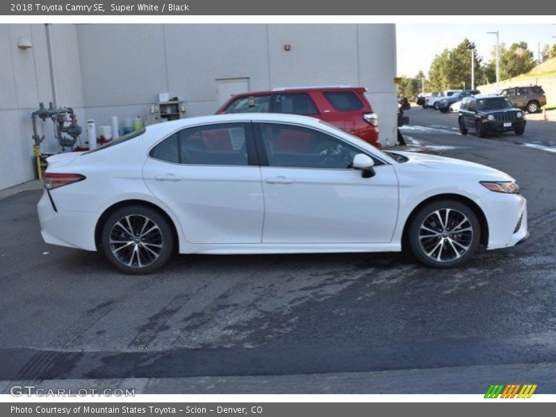 Super White / Black 2018 Toyota Camry SE