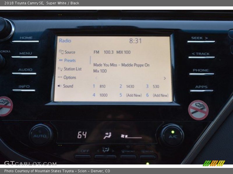 Super White / Black 2018 Toyota Camry SE