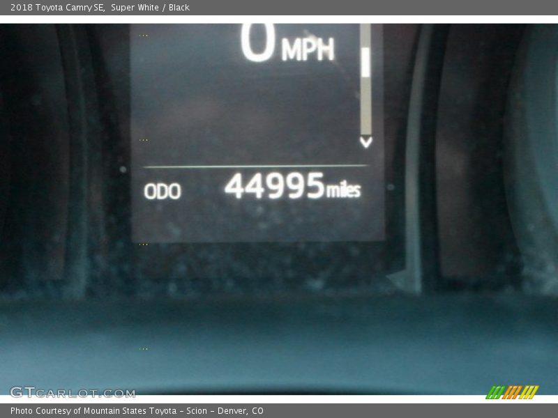 Super White / Black 2018 Toyota Camry SE