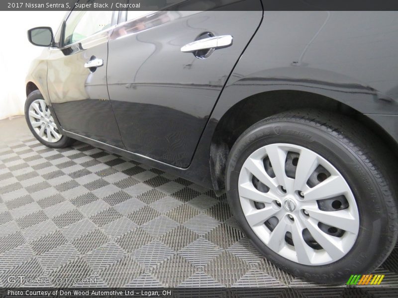 Super Black / Charcoal 2017 Nissan Sentra S