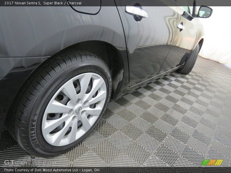 Super Black / Charcoal 2017 Nissan Sentra S