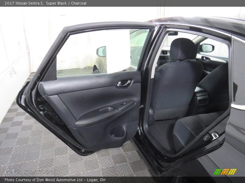 Super Black / Charcoal 2017 Nissan Sentra S