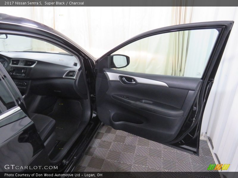 Super Black / Charcoal 2017 Nissan Sentra S