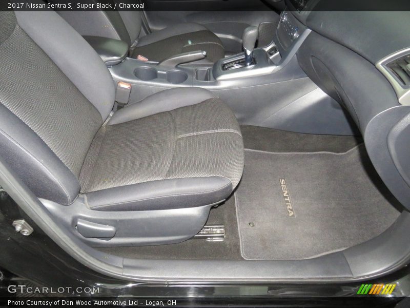 Super Black / Charcoal 2017 Nissan Sentra S