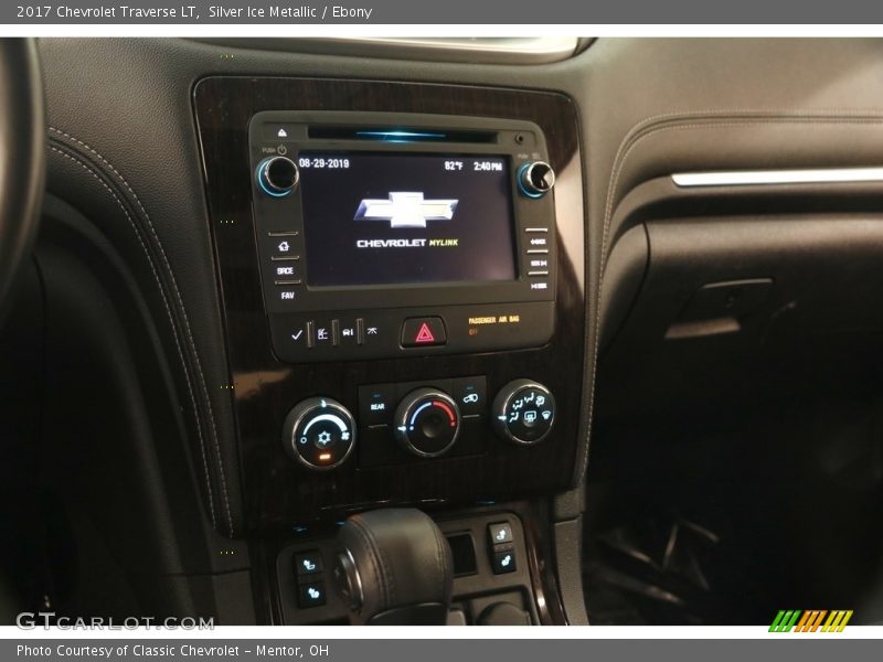 Silver Ice Metallic / Ebony 2017 Chevrolet Traverse LT