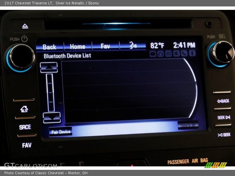 Silver Ice Metallic / Ebony 2017 Chevrolet Traverse LT