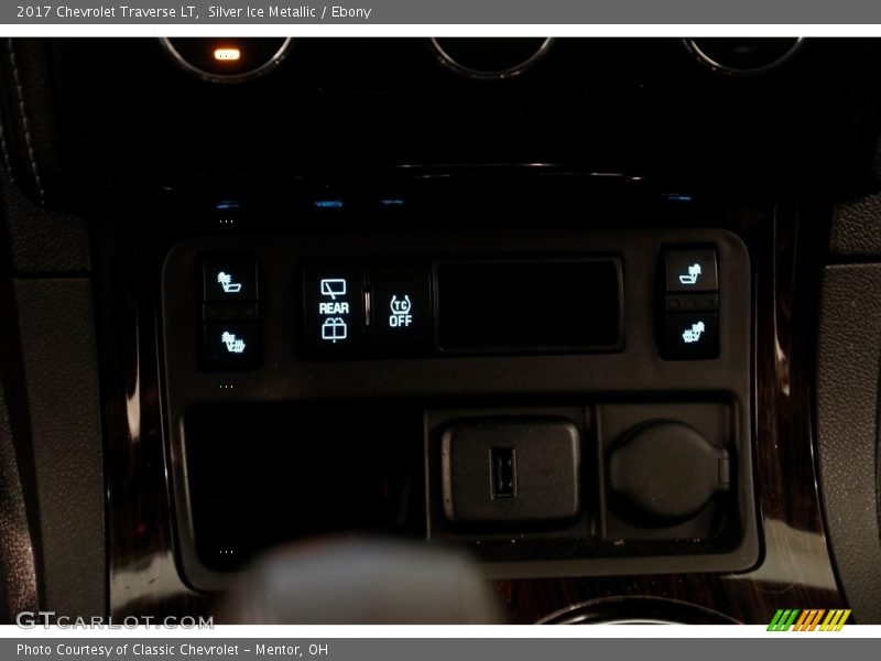 Silver Ice Metallic / Ebony 2017 Chevrolet Traverse LT