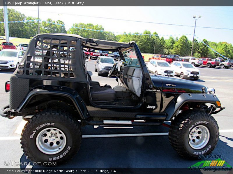 Black / Mist Grey 1998 Jeep Wrangler SE 4x4