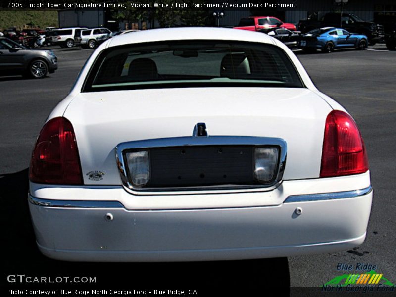 Vibrant White / Light Parchment/Medium Dark Parchment 2005 Lincoln Town Car Signature Limited