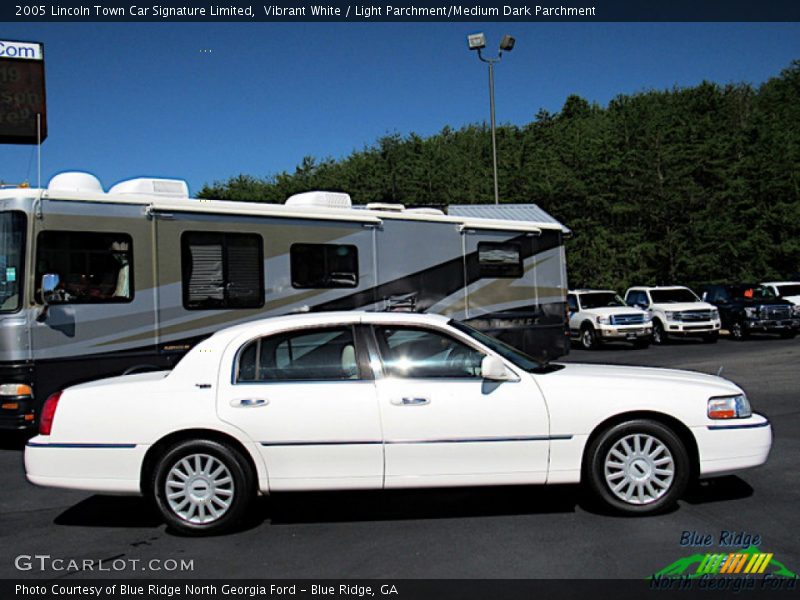 Vibrant White / Light Parchment/Medium Dark Parchment 2005 Lincoln Town Car Signature Limited