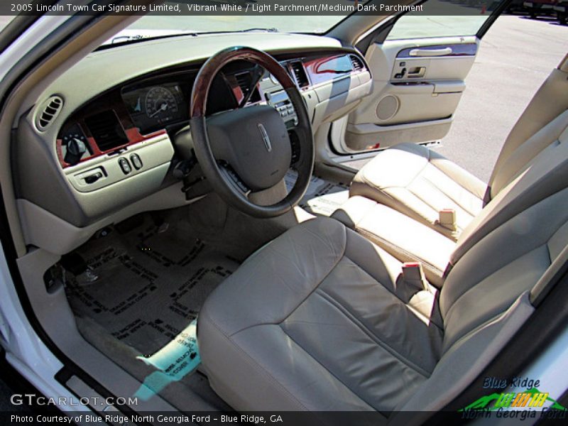 Vibrant White / Light Parchment/Medium Dark Parchment 2005 Lincoln Town Car Signature Limited