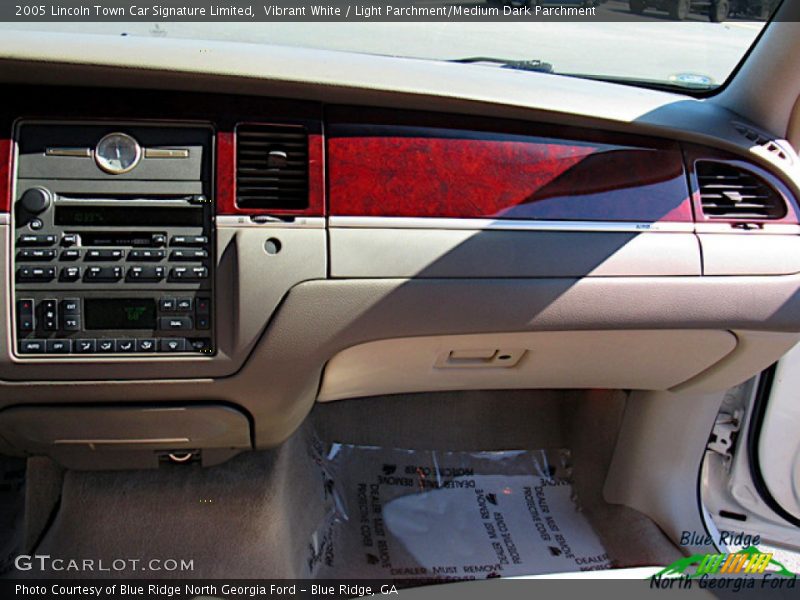 Vibrant White / Light Parchment/Medium Dark Parchment 2005 Lincoln Town Car Signature Limited