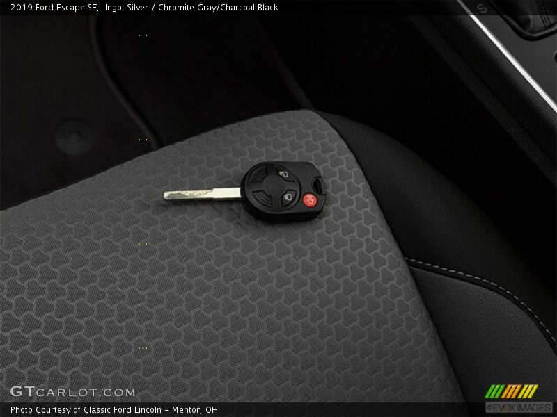 Ingot Silver / Chromite Gray/Charcoal Black 2019 Ford Escape SE