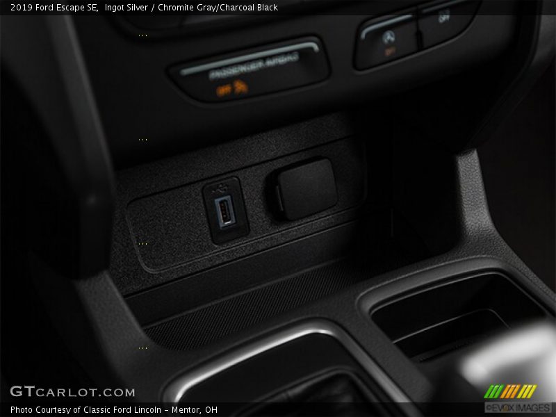 Ingot Silver / Chromite Gray/Charcoal Black 2019 Ford Escape SE