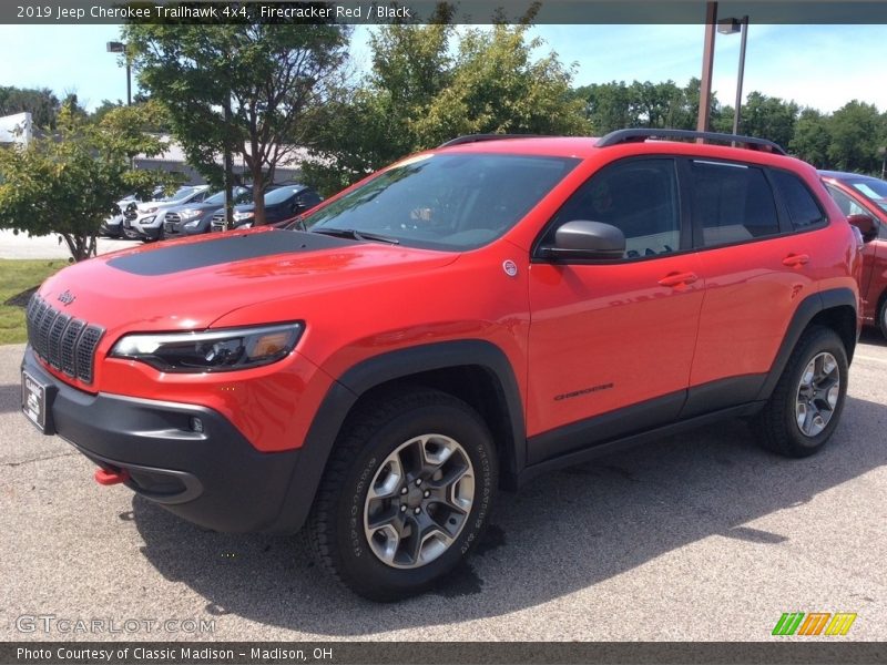 Front 3/4 View of 2019 Cherokee Trailhawk 4x4