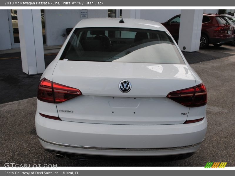 Pure White / Titan Black 2018 Volkswagen Passat R-Line
