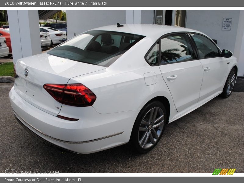 Pure White / Titan Black 2018 Volkswagen Passat R-Line