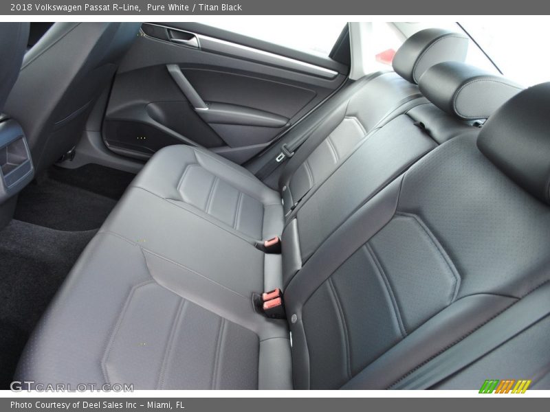 Pure White / Titan Black 2018 Volkswagen Passat R-Line