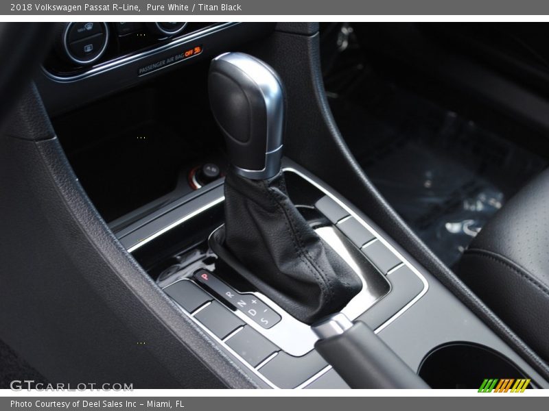 Pure White / Titan Black 2018 Volkswagen Passat R-Line