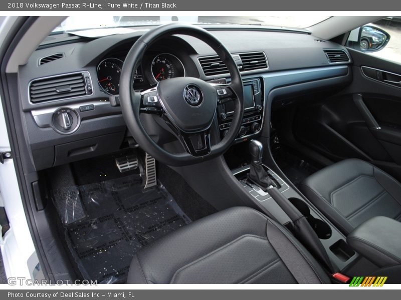 Pure White / Titan Black 2018 Volkswagen Passat R-Line