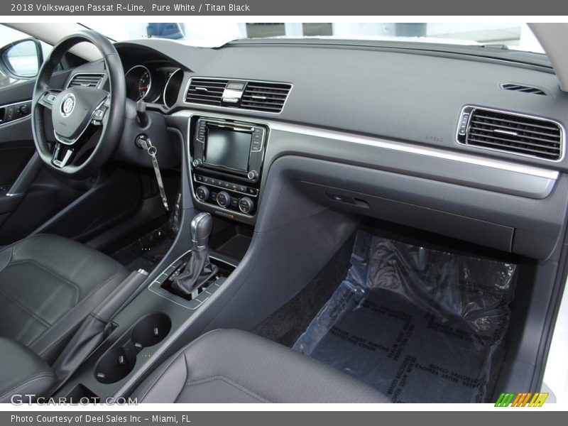 Pure White / Titan Black 2018 Volkswagen Passat R-Line
