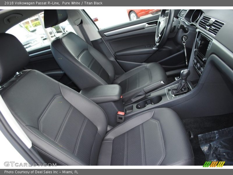 Pure White / Titan Black 2018 Volkswagen Passat R-Line