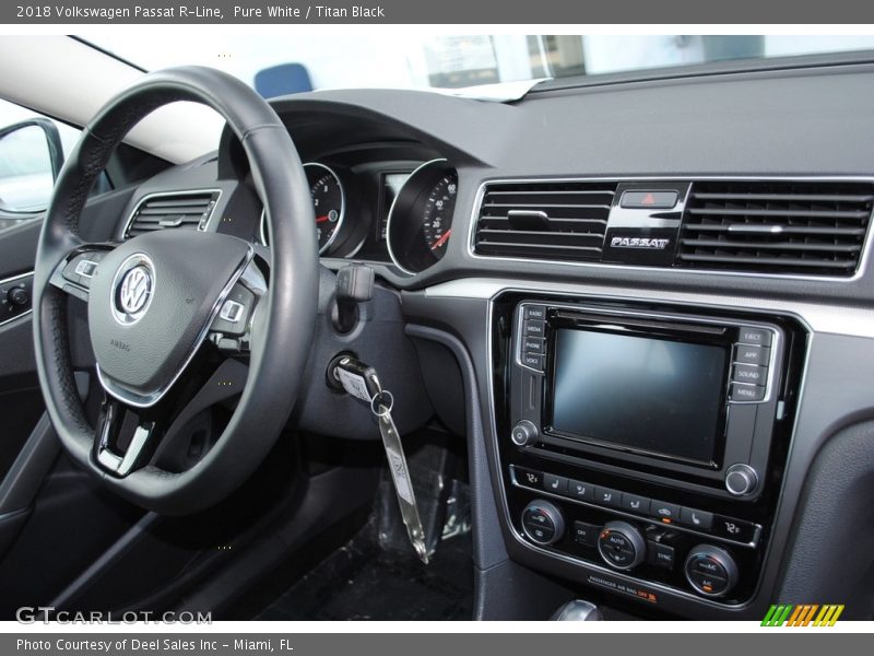Pure White / Titan Black 2018 Volkswagen Passat R-Line