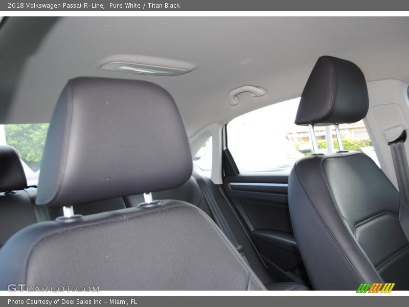 Pure White / Titan Black 2018 Volkswagen Passat R-Line
