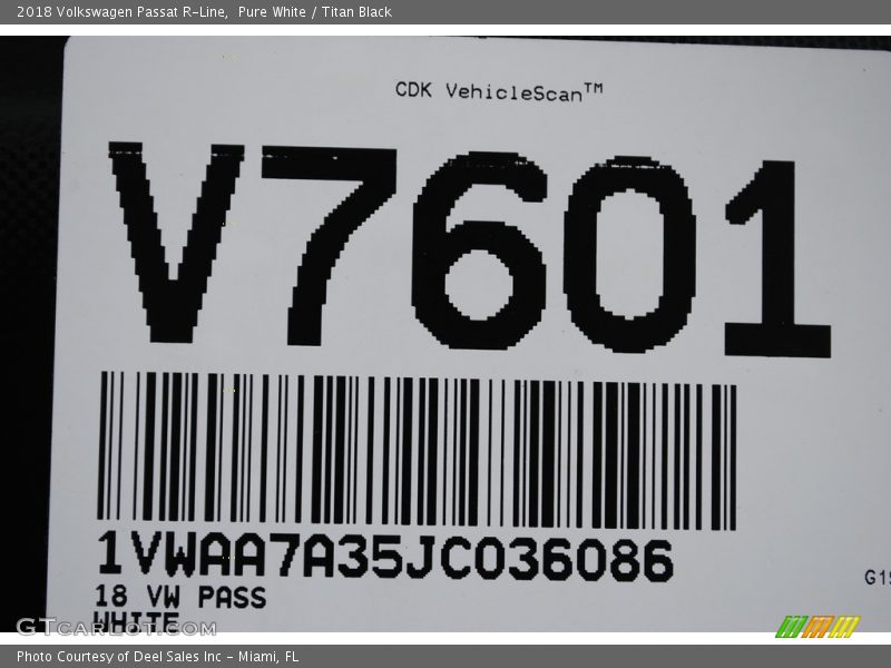 Pure White / Titan Black 2018 Volkswagen Passat R-Line