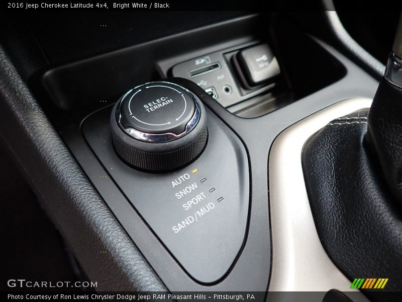 Bright White / Black 2016 Jeep Cherokee Latitude 4x4