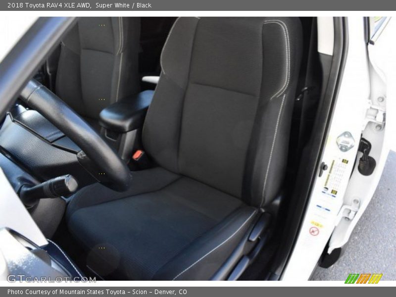 Super White / Black 2018 Toyota RAV4 XLE AWD
