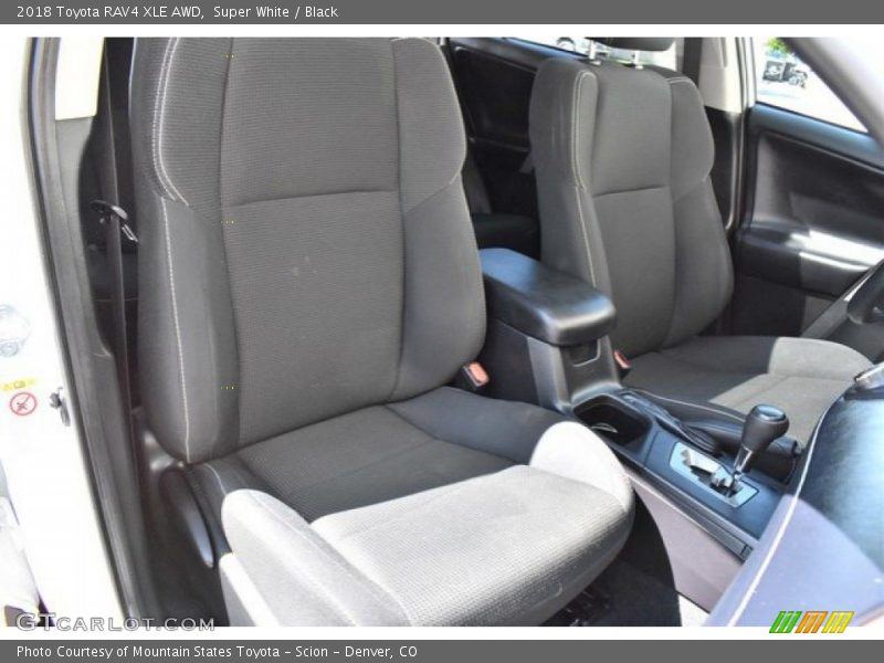 Super White / Black 2018 Toyota RAV4 XLE AWD