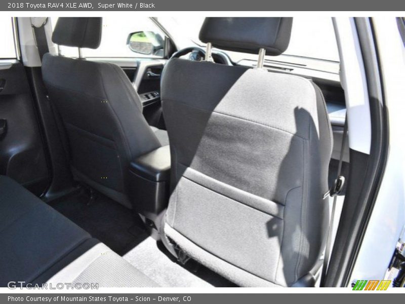 Super White / Black 2018 Toyota RAV4 XLE AWD