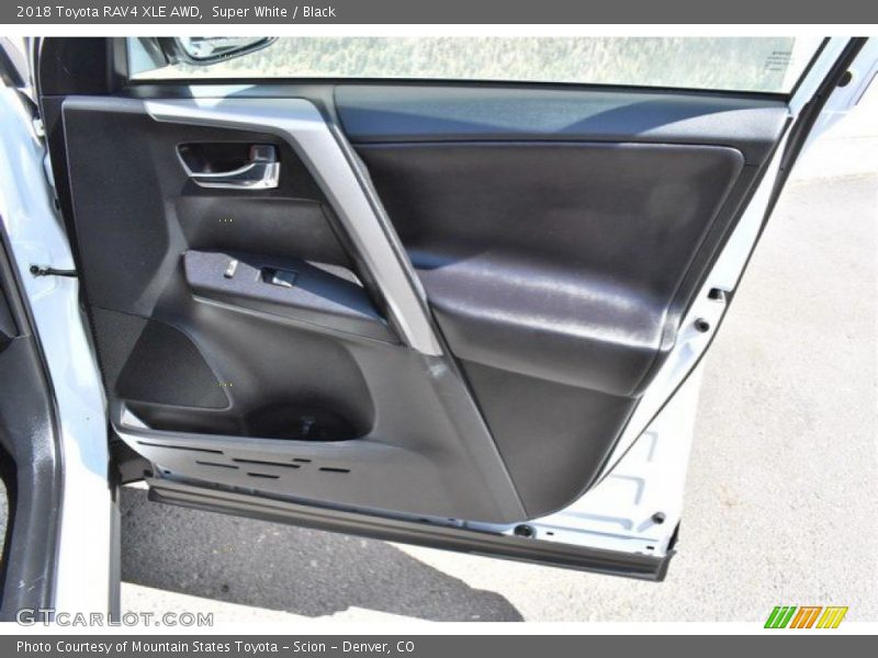 Super White / Black 2018 Toyota RAV4 XLE AWD