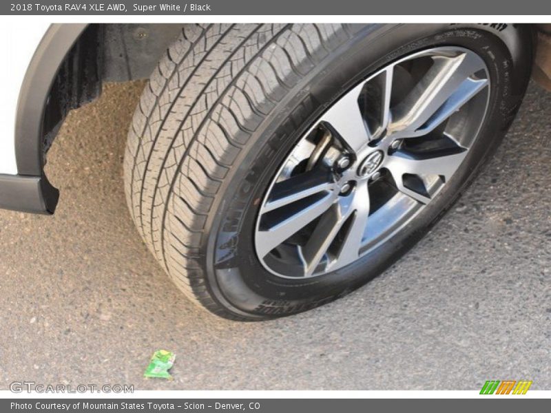 Super White / Black 2018 Toyota RAV4 XLE AWD