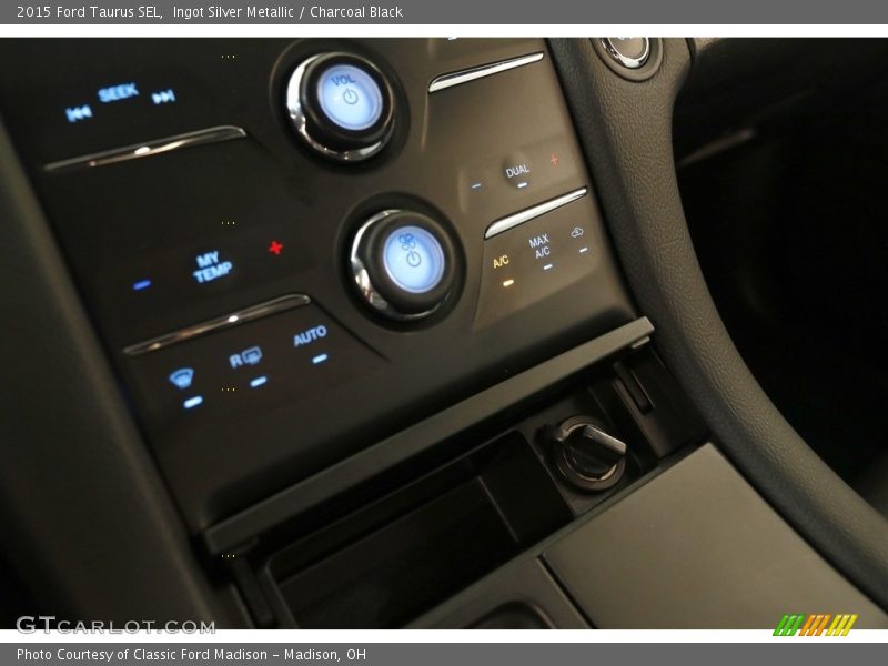 Ingot Silver Metallic / Charcoal Black 2015 Ford Taurus SEL