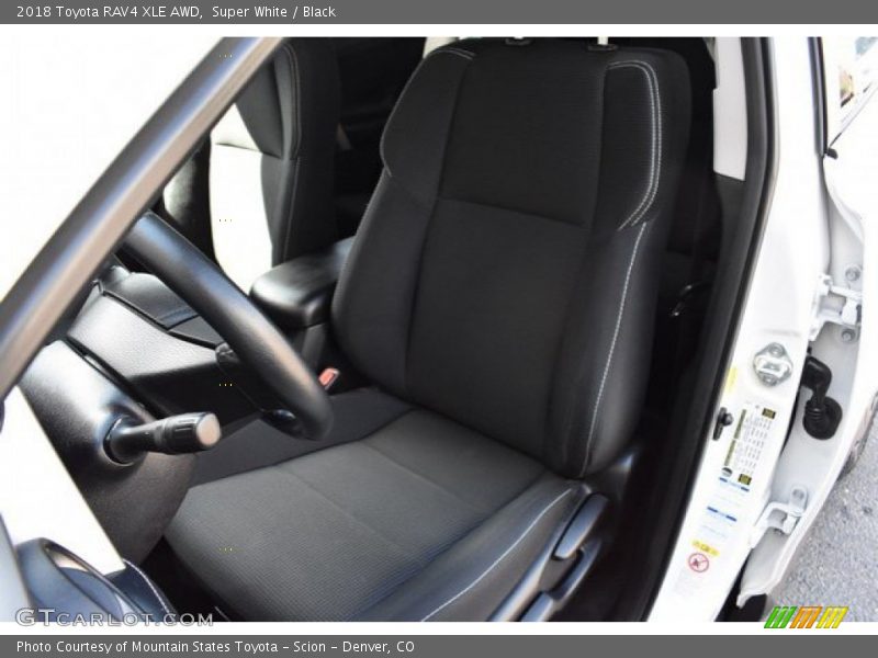 Super White / Black 2018 Toyota RAV4 XLE AWD