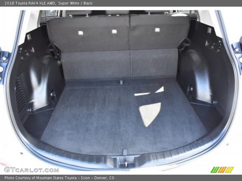 Super White / Black 2018 Toyota RAV4 XLE AWD
