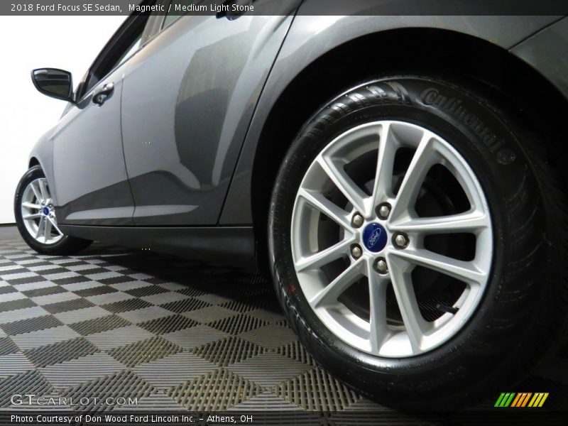 Magnetic / Medium Light Stone 2018 Ford Focus SE Sedan