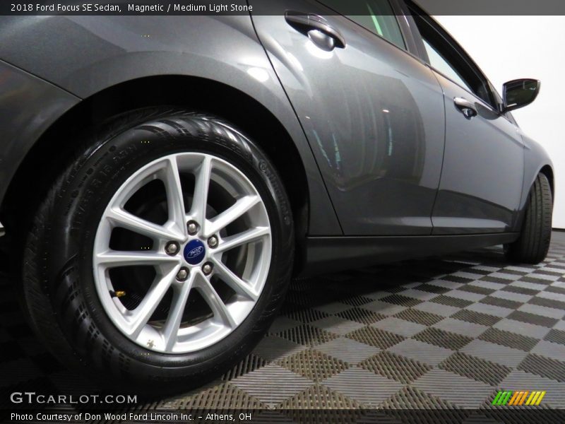 Magnetic / Medium Light Stone 2018 Ford Focus SE Sedan