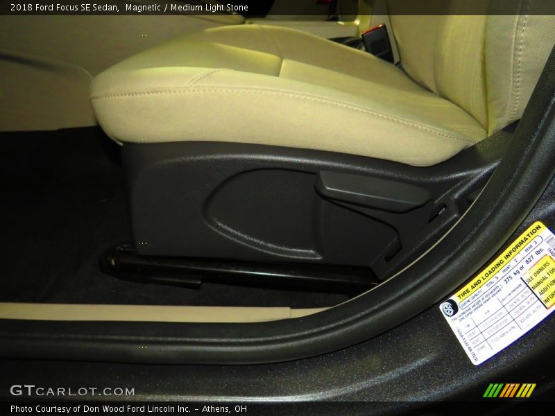 Magnetic / Medium Light Stone 2018 Ford Focus SE Sedan