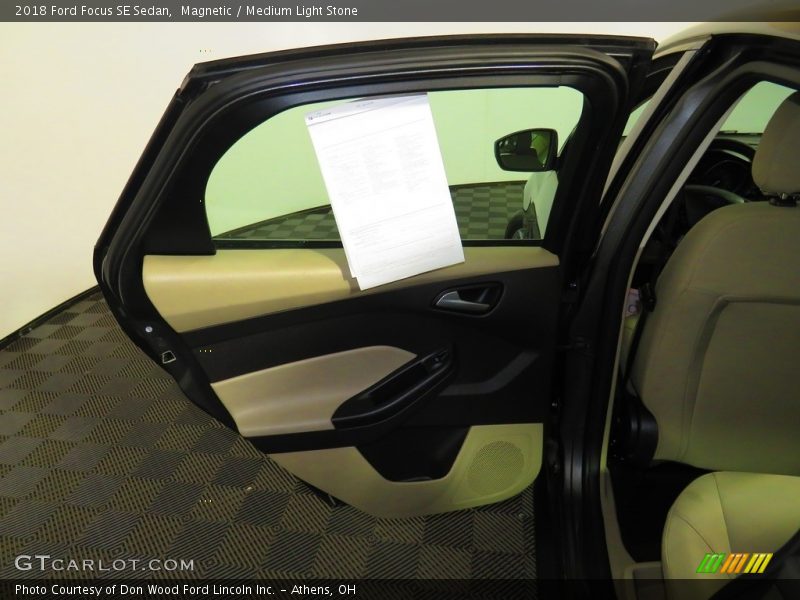 Magnetic / Medium Light Stone 2018 Ford Focus SE Sedan