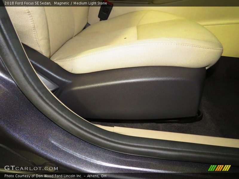 Magnetic / Medium Light Stone 2018 Ford Focus SE Sedan