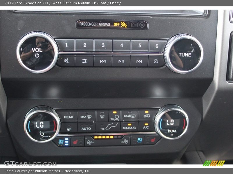 White Platinum Metallic Tri-Coat / Ebony 2019 Ford Expedition XLT