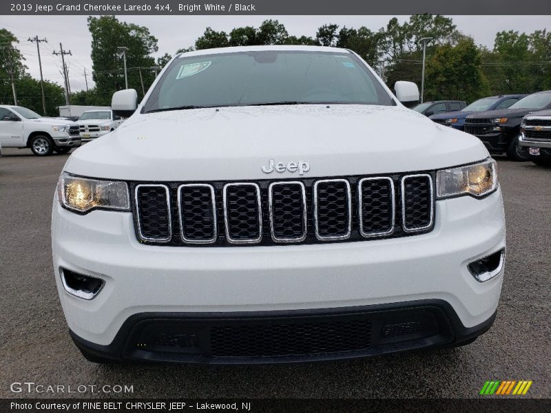 Bright White / Black 2019 Jeep Grand Cherokee Laredo 4x4