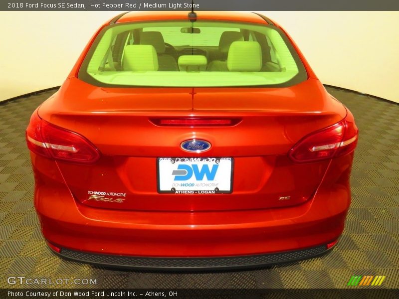 Hot Pepper Red / Medium Light Stone 2018 Ford Focus SE Sedan